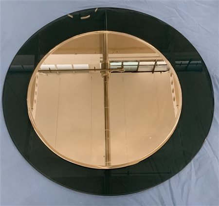 Specchio con cornice in vetro fumè. Italia, anni '70. (d cm 70) (lievi difetti)