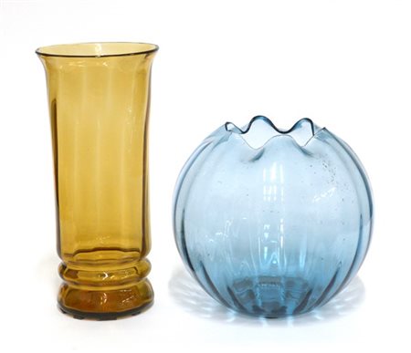 Manifattura di Murano
Lotto di due vasi costolati, dei quali uno di forma sferi