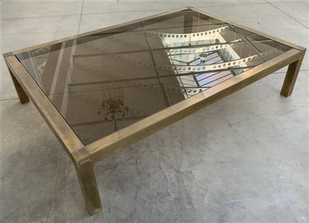 Tavolino da salotto con struttura in ottone piano in cristallo molato fumé. Ita