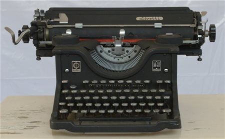 Vecchia macchina da scrivere Olivetti M40. Italia, anni '30. (difetti)