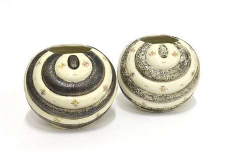 Manifattura di Deruta
Coppia di vasi in ceramica lavorata a spirali lisce bianc