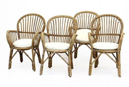 Lotto composto da quattro poltroncine in giunco e malacca con cuscini imbottiti