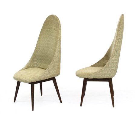 Coppia di poltroncine a conca con gambe troncoconiche in legno di mogano e sedu