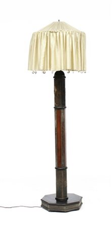 Lampada da terra in legno e cuoio decorata a motivi floreali. Paralume in seta