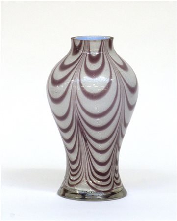 Vaso a balaustro in vetro incamiciato lattimo e incolore con festoni in vetro a