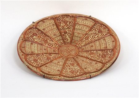 Manifattura italiana
Piatto in ceramica con decori geometrici e floreali in ram