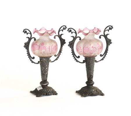 Coppia di vasi portafiore in vetro su sostegno biansato cesellato in argento. A