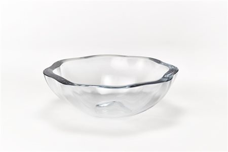 Manifattura nord europea
Ciotola polilobata in vetro massello trasparente azzur