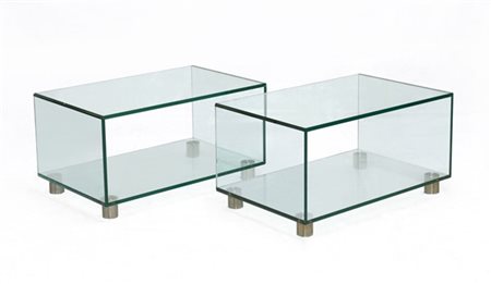 Lotto di due tavolini da salotto con piano in cristallo e piedini in metallo. I