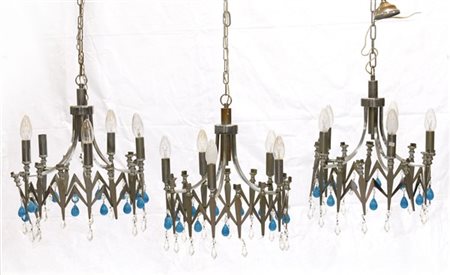 Lotto di tre lampade a sospensione a cinque luci con struttura in metallo croma