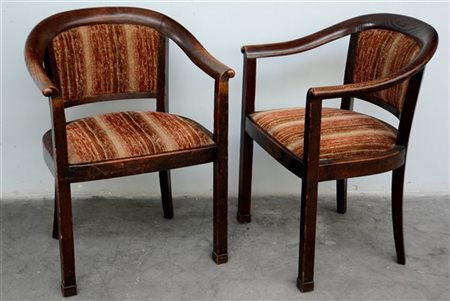 Coppia di poltrone a pozzetto in rovere con schienale curvilineo rivestite in v