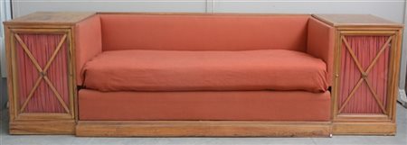 Divano letto in legno di noce con comodini laterali ad anta in vetro decorata c