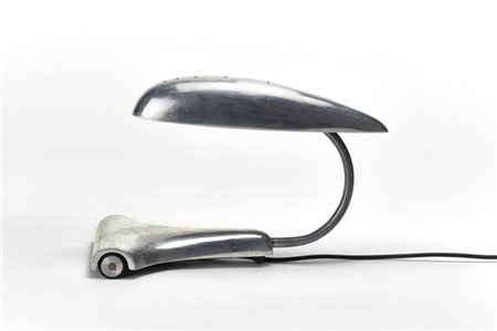 Lampada da tavolo Streamline in alluminio con paralume a forma di fusoliera e b