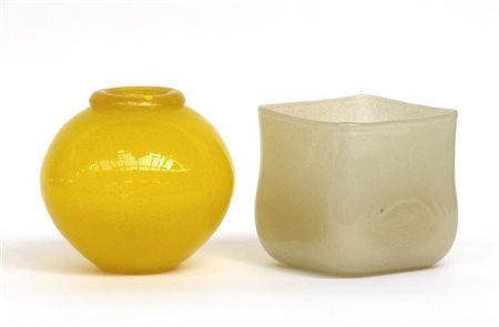 Lotto composto da un vaso di forma sferoidale in vetro pulegoso giallino con bo