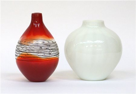 Lotto composto da due vasi: uno leggermente costolato di forma sferica in vetro