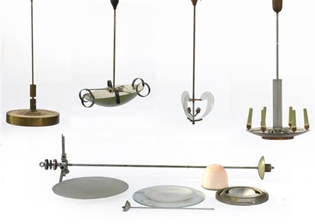 Lotto composto da tre lampadari di manifatture differenti uniti a un cartone co