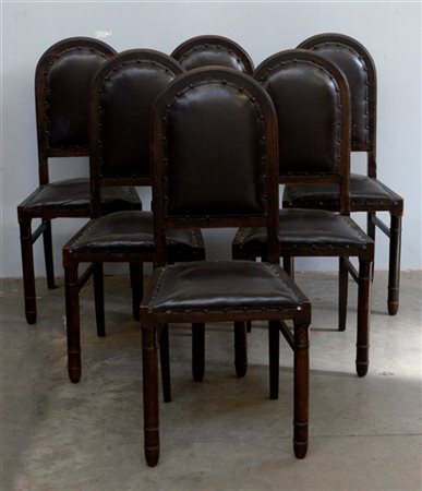 Gruppo di sei sedie in rovere con schienale centinato e gambe anteriori tornite