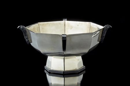 Coppa in argento a corpo liscio di forma ottagonale decorata agli angoli e alla