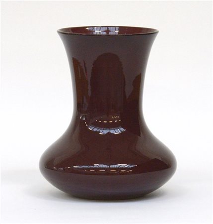 Vaso in vetro bordeaux con collo allungato. 1979. Datato e firmato a punta sott