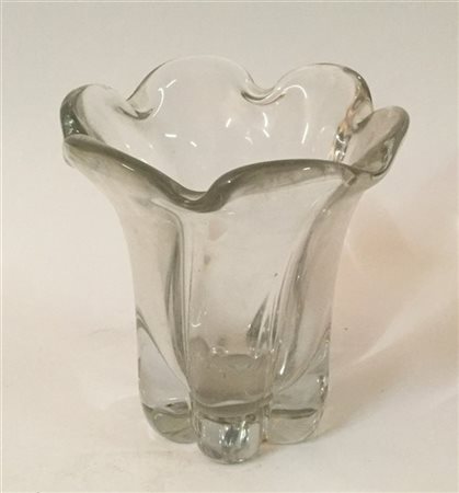 Seguso Vaso portafiori in vetro incolore costolato. Murano, seconda metà secolo