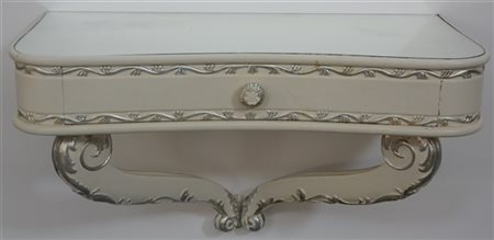 Coppia di comodini pensili a mensola in legno d’acero intagliato a racemi verni