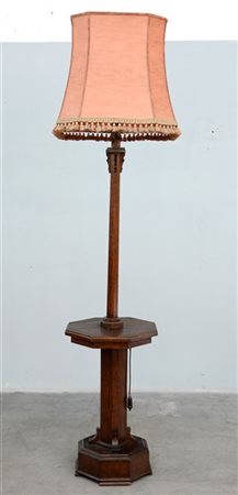 Lampada da terra in rovere con sostegno squadrato, base e ripiano portaoggetti