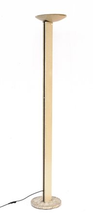 Lampada da terra alogena con struttura in metallo laccato beige e basamento in