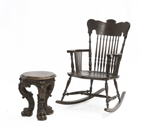 Lotto composto da una sedia a dondolo e da un panchetto in legno intagliato (di