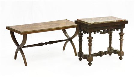 Lotto composto da un tavolino con piano intarsiato e filettato centrato da roso