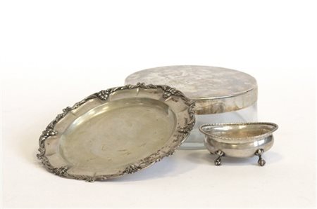 Lotto composto da una scatola in vetro e argento, un piatto a bordo sagomato e