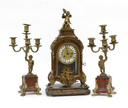 Trittico da camino in stile boulle composto da candelieri a cinque fiamme e pen