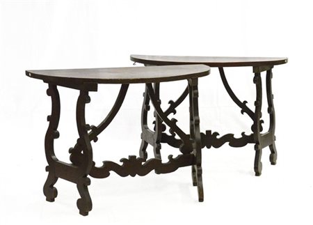 Coppia di consoles a mezza luna con montanti e gambe sagomate (cm 118x82x55) (d