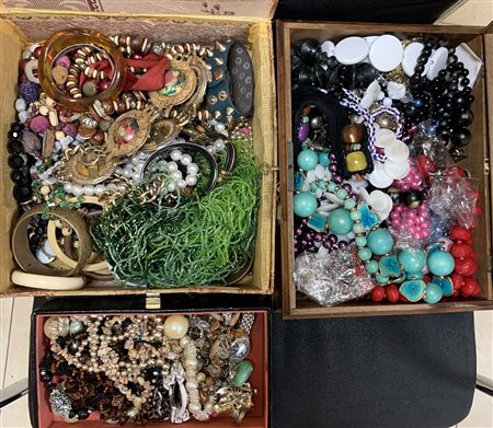 Lotto composto da tre scatole contenenti bigiotteria varia (difetti)