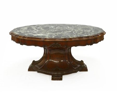 Tavolo di forma sagomata con fascia e sostegno centrale intagliati. Piano in ma