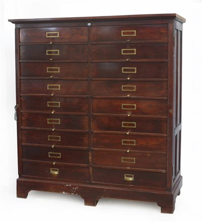 Grande schedario a diciotto cassetti con maniglie in ottone. Inizio sec. XX (cm