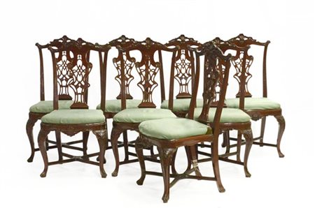 Gruppo di otto sedie in legno con schienale traforato e intagliato e gambe ante