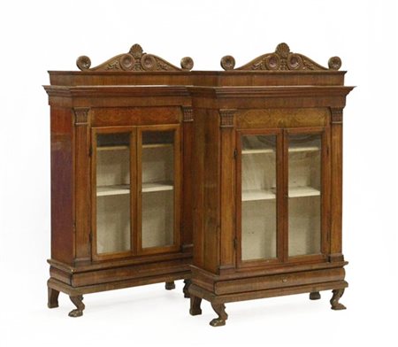 Coppia di vetrine di forma architettonica in legno, fronte a due ante e un cass