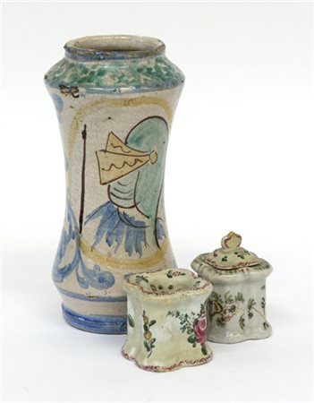 Lotto composto da due calamai del secolo XVII decorati a fiori ed un albarello