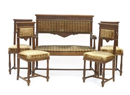 Fornitura da salotto composta da un divano e quattro sedie in legno intagliato