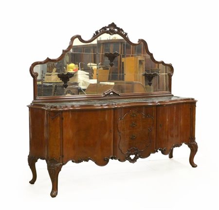 Credenza di forma mossa con parte superiore a specchio e parte inferiore con pi