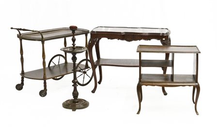 Lotto composto da un tavolino porta cucito, due tavolini a ripiani e un carrell