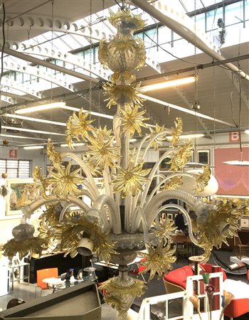 Lampadario a sei luci in vetro di Murano trasparente e giallo con inclusioni do