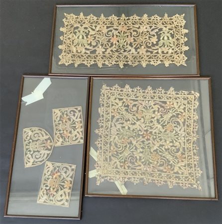 Lotto di tre decorazioni in stoffa bordata con cordoncino in argento sotto vetr