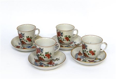 Gruppo di quattro tazzine con piattini in porcellana policroma decorata a fiori