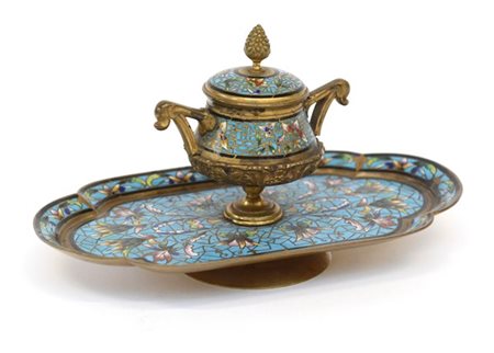 Calamaio in bronzo decorato a smalti cloisonné a fiori e motivi stilizzati. Fra