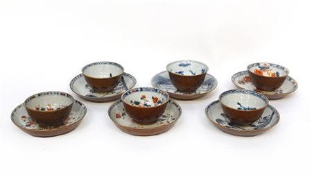 Lotto composto da sei tazzine e sei piattini in porcellana decorati a paesaggi