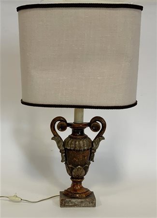 Portapalme biansato in legno laccato. Secolo XIX. Montato a luce elettrica in e