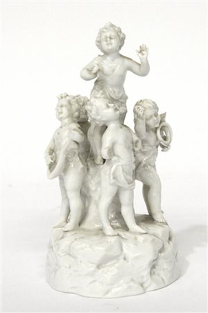 Manifattura del secolo XX "Putti musicanti" gruppo in porcellana bianca (h cm 1