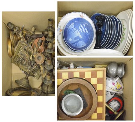 Lotto composto da tre cartoni contenenti oggetti di manifatture e materiali dif