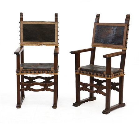 Coppia di antichi seggioloni in legno intagliato con sedute e schienali in cuoi